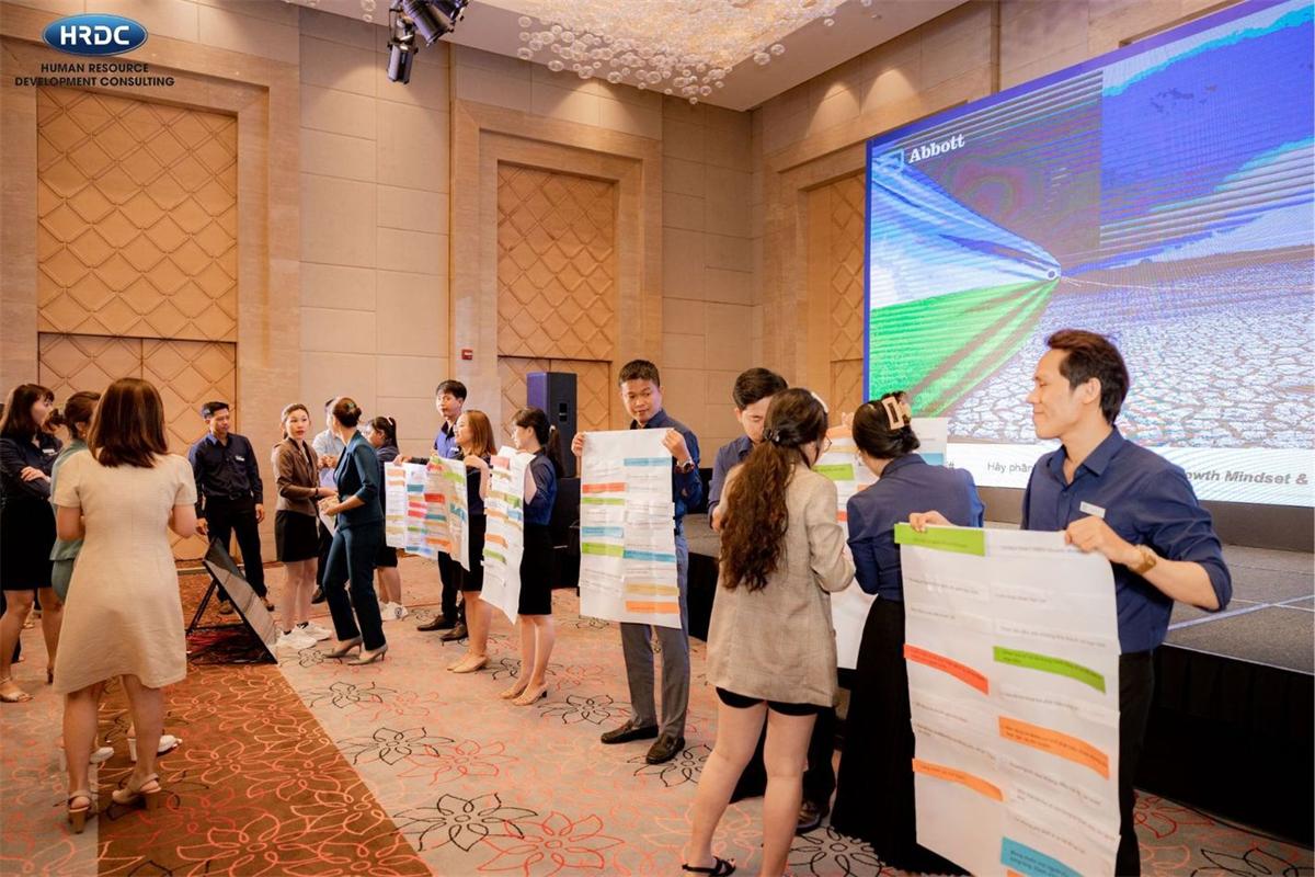 Hội trường lớp học đông học viên