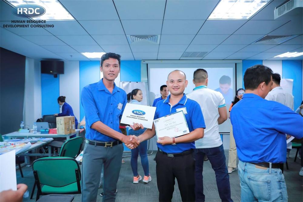 Học viên nhận giấy ghi nhận