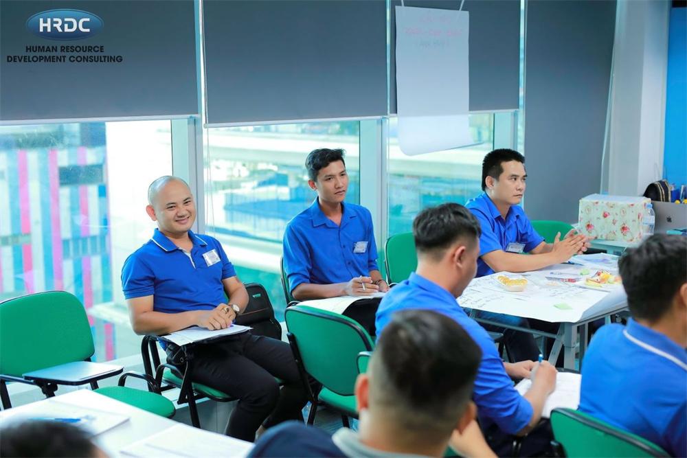 Học viên lắng nghe giảng viên