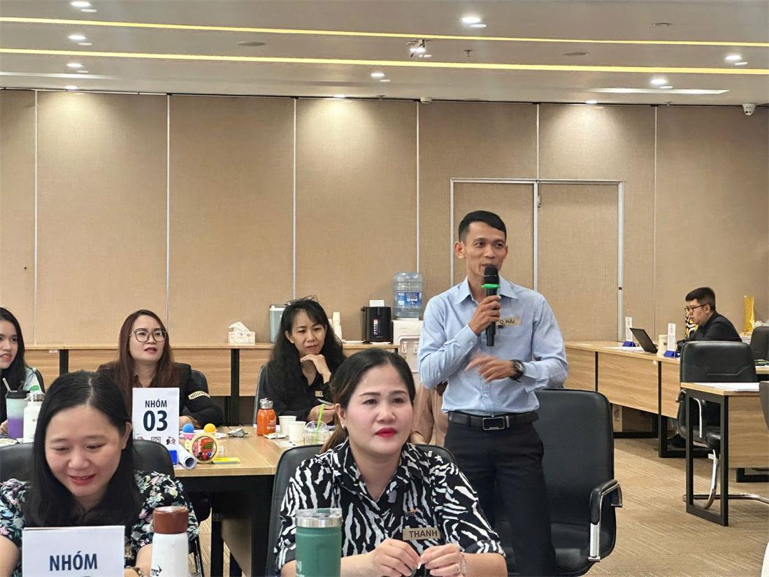 Học viên chia sẻ trước lớp