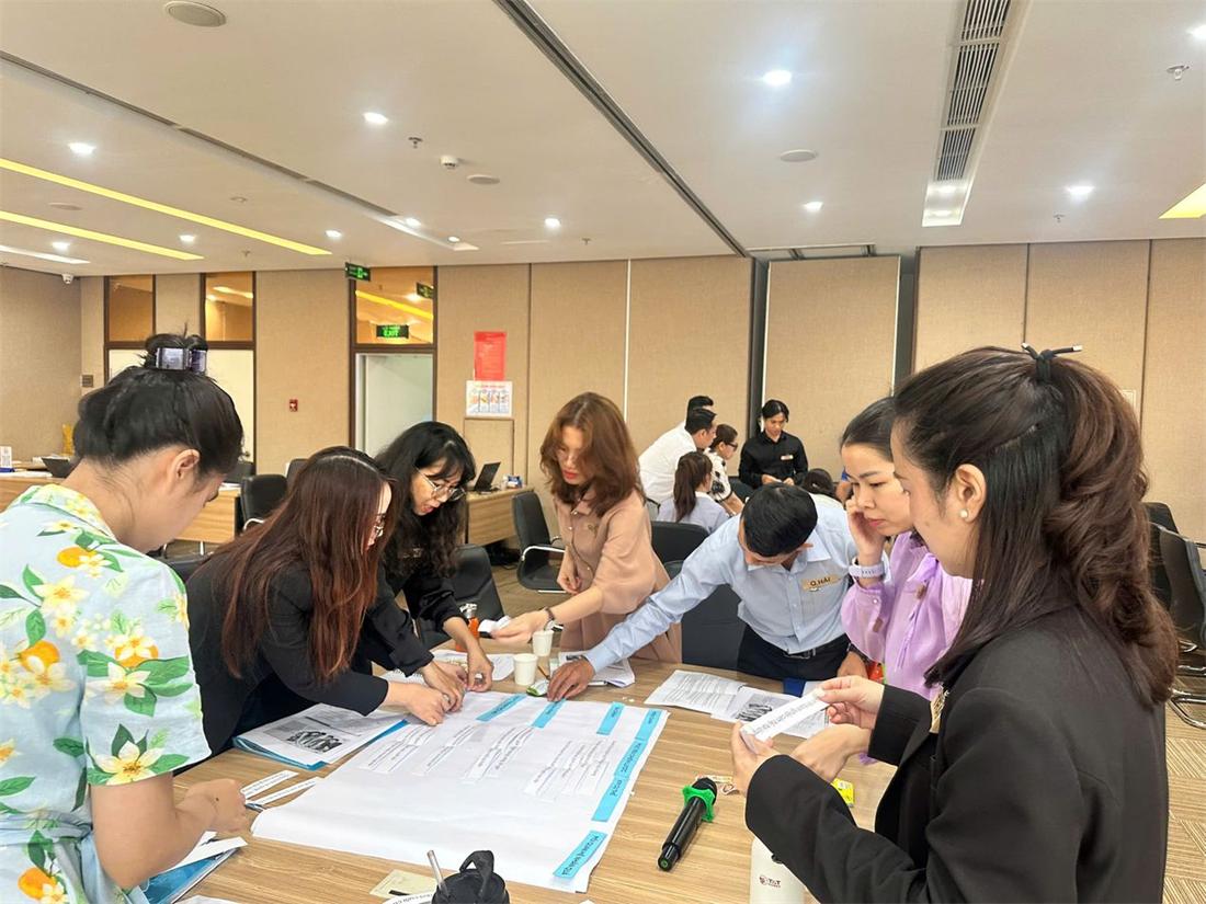 Học viên làm bài tập nhóm