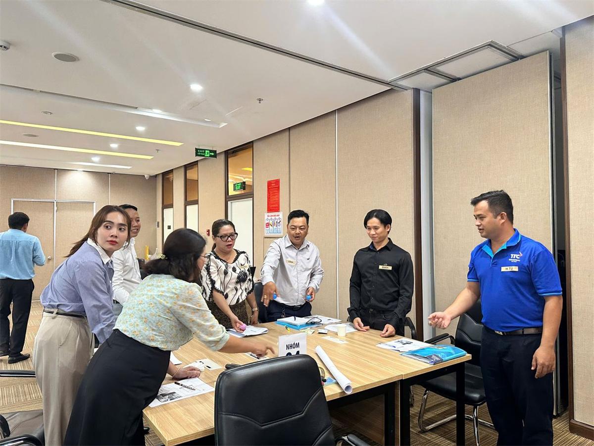 Học viên thực hành tình huống cùng giảng viên HRDC