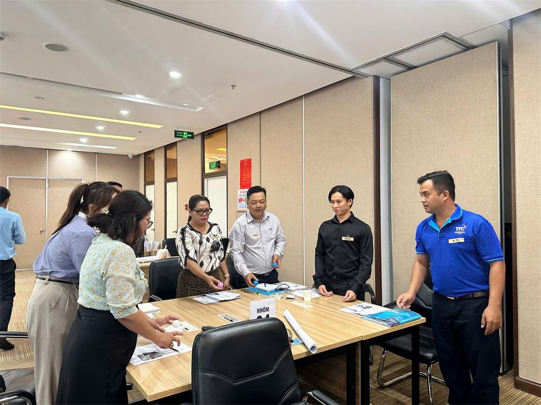 Học viên thực hành tình huống trước lớp