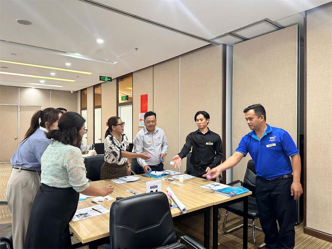 Giảng viên quan sát học viên nhập vai