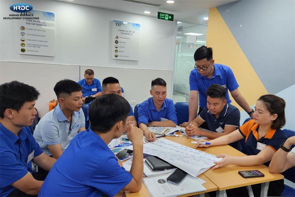 Nhóm học viên thảo luận tình huống
