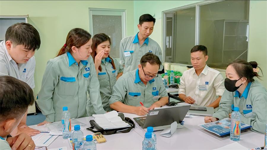 Học viên doanh nghiệp làm bài tập nhóm