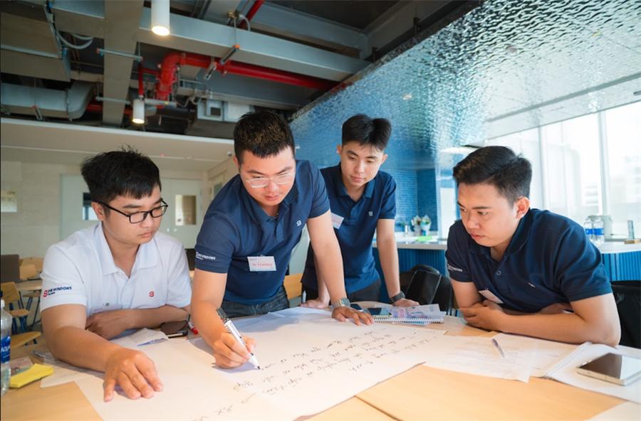 Nhóm học viên làm việc trên giấy khổ lớn