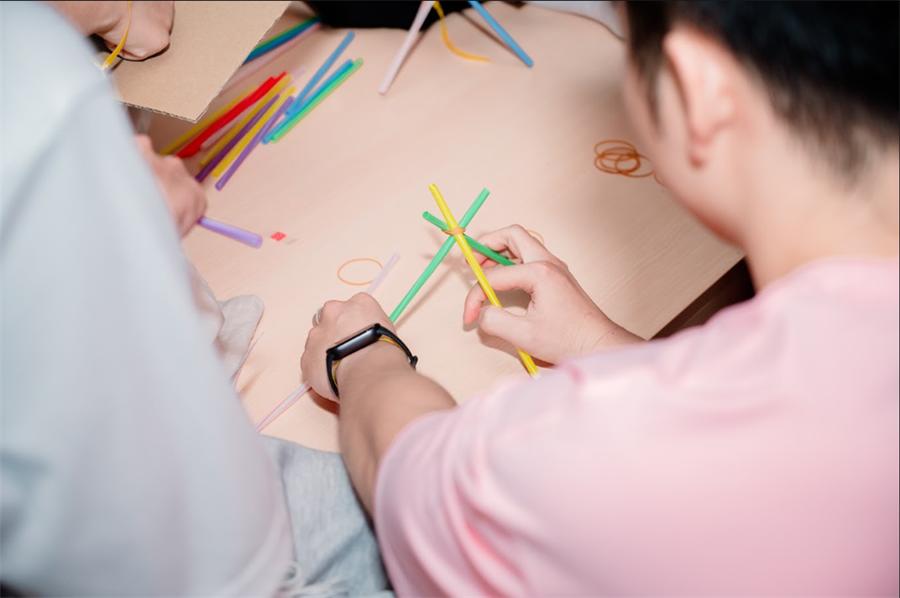 Học viên ghi chép trong lớp học