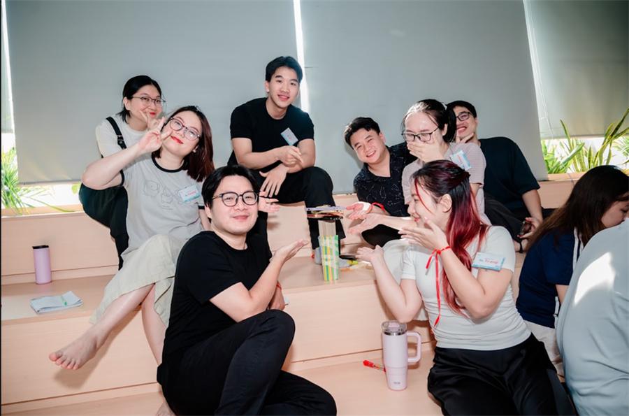 Nhóm học viên chụp ảnh cùng nhau