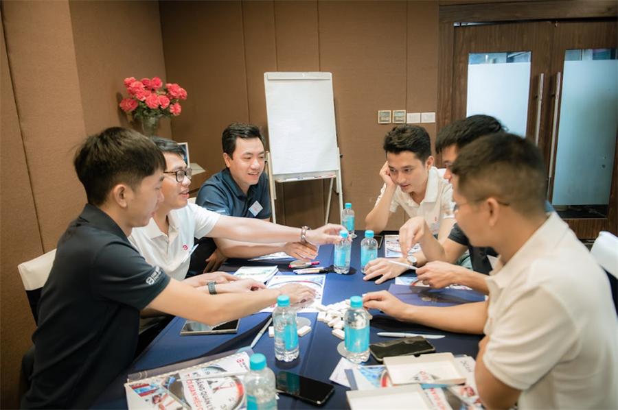 Học viên trao đổi trong lớp học