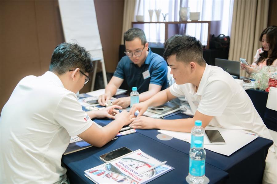 Học viên thảo luận quanh bàn