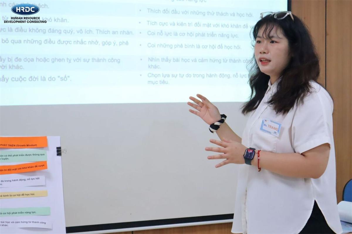 Giảng viên giải thích nội dung bên màn chiếu