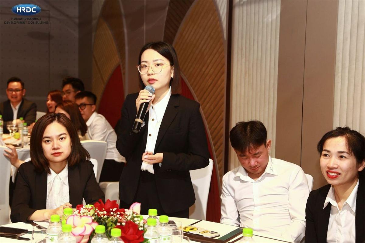 Giảng viên chia sẻ trước lớp học